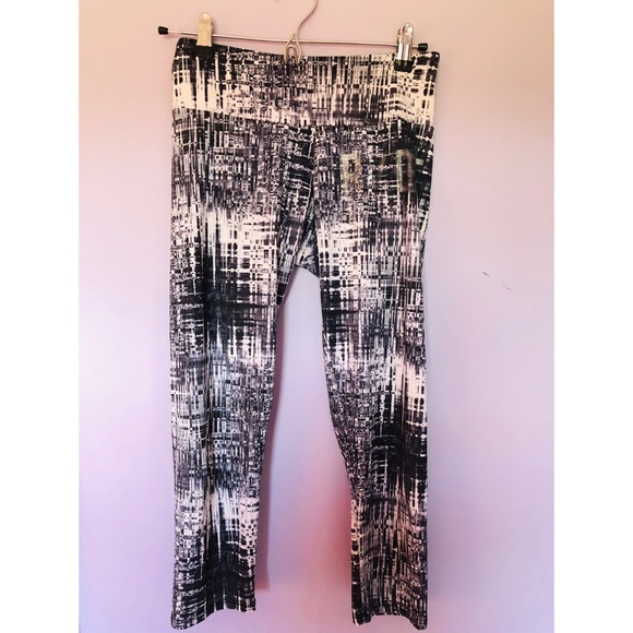 Onzie black & white static print cropped leggings - Picture 3 of 7